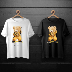 طرح لایه باز خرس تدی با طرح بروس لی با لباس زرد برای چاپ روی انواع تیشرت